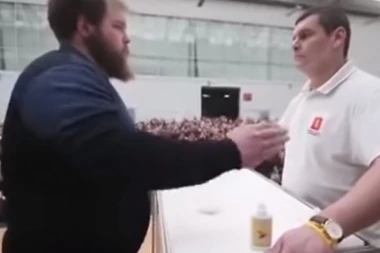 (VIDEO) Samo u Rusiji: Kol'ko ga je lako udario s' crnom ga je zemljom sastavio