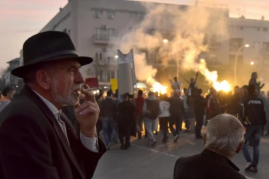 (FOTO) BEZ INCIDENATA U PODGORICI: Okupljeni skandirali "vratite nam državu"!