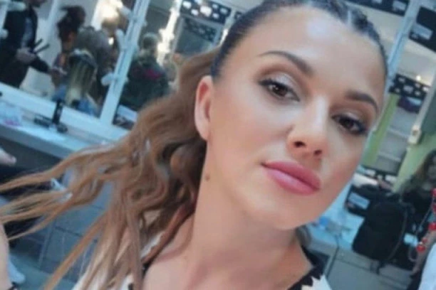 (FOTO) Potpuno izgubila kompas: Kija Kockar mlatarala si*ama u raskopčanoj košulji!