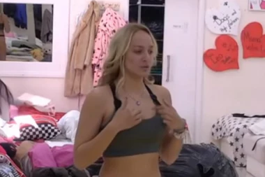 (VIDEO) Pokazala gu*u: Đoganijeva gledaocima servirala zadnjicu na izvolte!