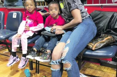 DECA SU SPAVALA  DOK JE GOREO PIONIR