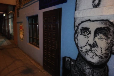 Vandali iskopali oči na muralu Kralja Petra Prvog Karađorđevića u Sremskoj Mitrovici!