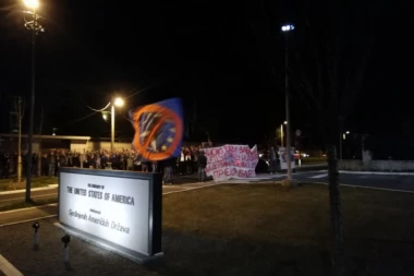 (VIDEO, FOTO) Fak, fak NATO pakt! Navijači se okupili ispred američke ambasade na godišnjicu bombardovanja