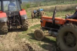 NESREĆA U VRČINU: Prevrnuo se traktor, stradao muškarac