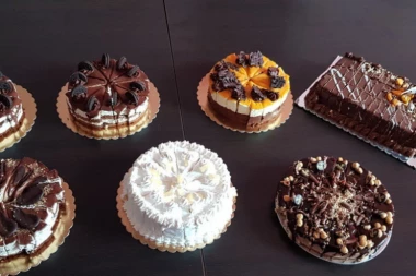 (FOTO) Nema rođendana bez torte: U Srpski telegraf stigle "najslađe čestitke" od prijatelja!