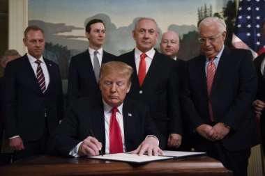 IZRAEL I UAE POSTIGLI ISTORIJSKI MIROVNI SPORAZUM, Tramp posrednik