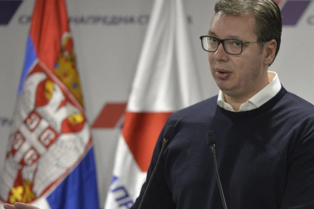 ČIST VANDALIZAM ĐILASOVIH PRISTALICA! Razbijene prostorije SNS na Paliluli!