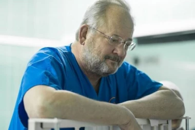 (VIDEO) Prvi put su se začule sirene, a onda su počele da padaju bombe: Ispovest američkog lekara koji je marta 1999. operisao tek rođenu bebu