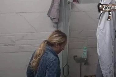 (VIDEO) Pao peškir u tuš kabini: Luna počela da vrišti!