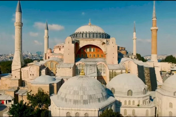 (VIDEO) VELIČANSTVENO, SUZE TEKU SAME! Srpskinja usred Aja Sofije anđeoskim glasom zapevala "NE DAMO SVETINJE"