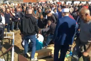 (VIDEO) Tuga do neba: Sahranjen dečak (7) sa Kosova kog je pomahnitala starica zaklala nasred ulice