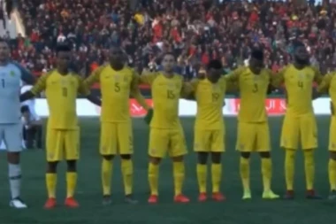 (VIDEO) Da nije tužno bilo bi smešno: Himna intonirana sa mobilnog, a onda je telefon zazvonio!