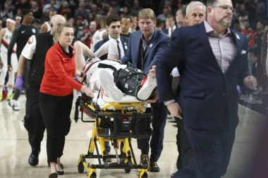 (VIDEO) SAMO ZA ONE SA JAKIM STOMAKOM - ALI BAŠ JAKIM: Nurkić se presamitio od bolova, a sudija uradio OVO