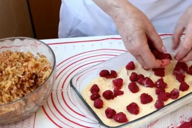 (VIDEO) KOLAČ KOJI ĆE OSVOJITI SVE UKUĆANE: Probajte pitu sa malinama i jabukama