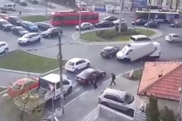 POJEDINCI NE ZNAJU KAKO SE VOZI U KRUŽNOM TOKU! Vozač podelio ŠOK ISKUSTVO na mrežama!