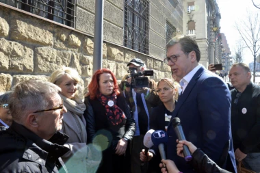 Vučić sa zaduženima u "švajcarcima": Pustite državu da pomogne!