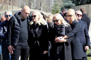 Godišnjica od smrti kralja narodne muzike: Na Šabanovom grobu muk, porodica neutešna!