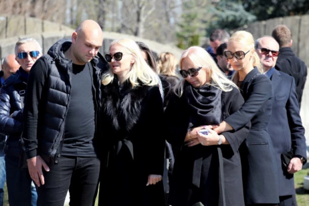 Godišnjica od smrti kralja narodne muzike: Na Šabanovom grobu muk, porodica neutešna!