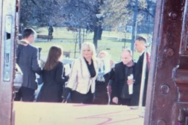 (FOTO) Prve reakcije na Obradovićev bizaran performans: Zorana mu očitala lekciju ispred Skupštine