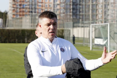 (VIDEO) Nek mu neko oduzme mikrofon: Milošević zabavljao goste na Lolinoj svadbi, pao u sevdah, zagrmelo "Pukni zoro"!