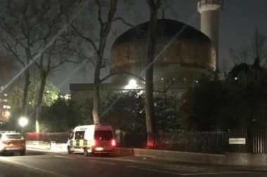 Policija blokirala deo Londona: U blizini džamije nađen izboden muškarac!