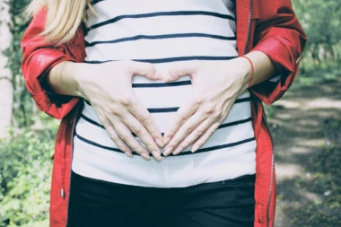 DEVOJKA SE SAMA PORODILA U RESTORANU NA PAKLENICI: Nije znala da je trudna, dečko ostao u ŠOKU (FOTO)