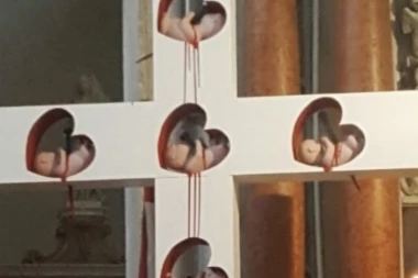 (FOTO) Monstruozni prizor osvanuo na katedrali: Hrvati razapeli krvave fetuse!