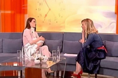 Beba ne bira momenat: Bojana Barović uživo u programu dojila sina!