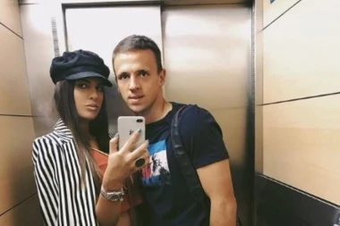 (FOTO) Kažu skroman i povučen dečko, a on "šeta" bombu: Reprezentativac Srbije pao na atraktivnu novinarku!