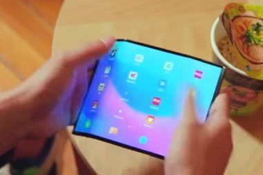 (VIDEO) Još jedan "savitljivi" stiže na tržište, ali ovaj se preklapa drugačije...