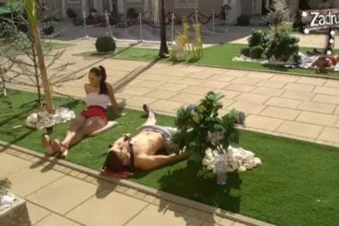 David van sebe pred Aleksandrin povratak!