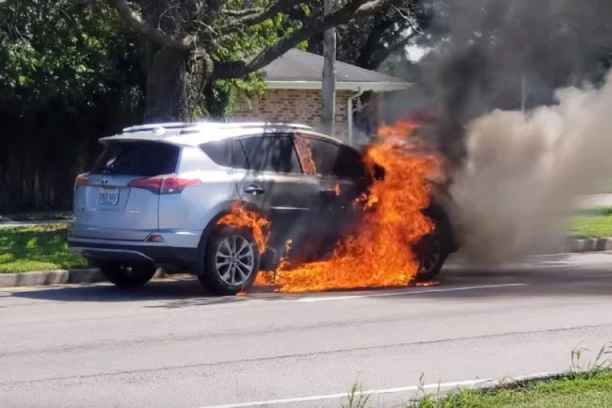 DRAMA U PARAĆINU! Zapalio se automobil, građani čuli eksploziju!