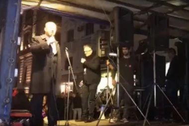 Čedomir Antić prolupao na protestu! Hoće da kupa vlast, traži pokradene pare od 1944!