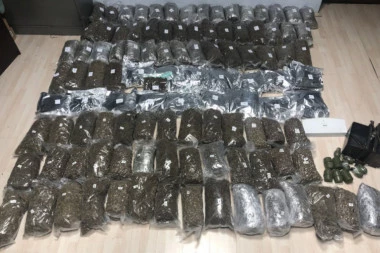 Ispod sedišta u automobilu mu pronašli pun džak marihuane!