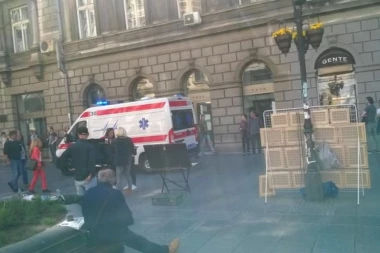 (FOTO) ŠETAČI ŠOKIRANI! Hitna pomoć pod rotacijom projurila kroz krcatu Knez Mihailovu