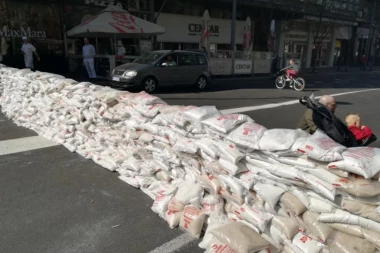 (ŠOK FOTO) Jeremićev čovek blokirao Beograd! Opozicija stavila džakove pune soli nasred ulice, niko ne može da prođe