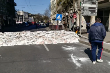 (FOTO) Vesić otkrio da je Bastać od građana uzeo džakove kojima je blokirao Beograd: Treba da ga je sramota!