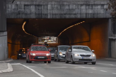 Sudar automobila u Terazijskom tunelu: Veliki zastoj zbog nezgode