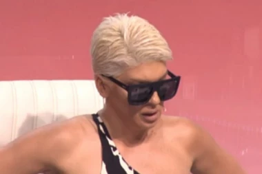 Srbija u neverici: Avion u kome su se nalazile Jelena Karleuša i makedonska poznata pevačica pao u vodu!