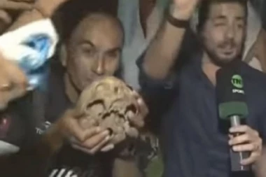 Jezivo i morbidno: Iskopao lobanju svog dede, pa "sa njim" slavio titulu Rasinga