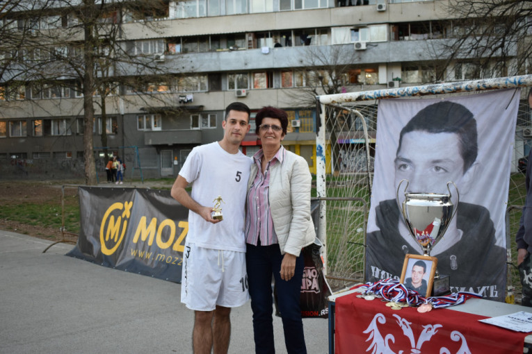 MVP Srđan Stojković sa Nikolinom majkom Brankom