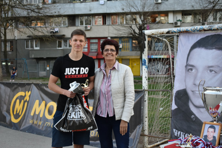 Strelac Ilija Bjelić sa Nikolinom majkom Brankom