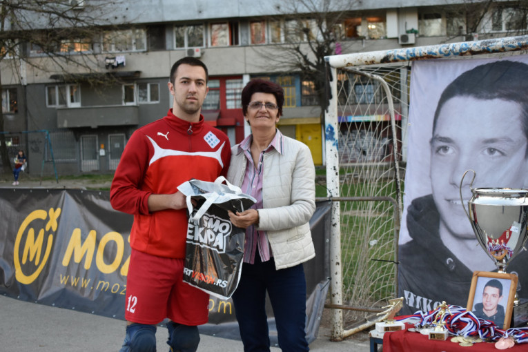 Golman Žarko Vuković sa Nikolinom majkom Brankom