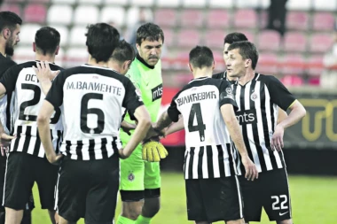 Dvojica fudbalera Čukaričkog NE SMEJU da igraju protiv Partizana!