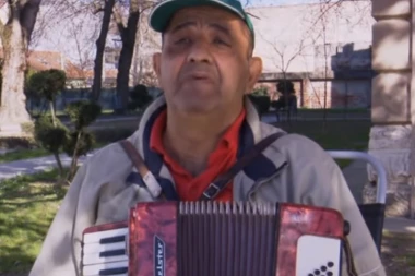 (VIDEO) Ovaj ulični svirač je najpopularniji Srbin u Hrvatskoj, a kad razvuče harmoniku svi budu u transu