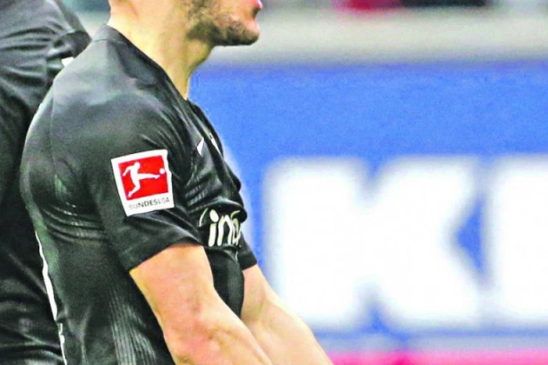 VELIKA ČAST: Kostić u trci za UEFA igrača godine!