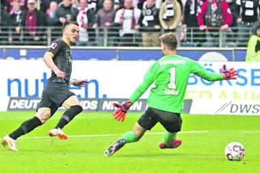 AJNTRAHT OTKUPIO UGOVOR SRBINA: Kostić ostaje u Frankfurtu do 2023. godine!