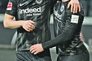 LIGA EVROPE: Frankfurt na srpski pogon srušio Benfiku, Čelsi goleadom do polufinala - Napoli bez rešenja za "Tobdžije"!