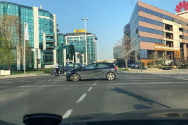 (FOTO) Sudar dva automobila na Novom Beogradu
