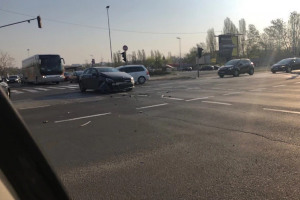 NASTRADALA DEVOJKA KOD RUME: Prešla u suprotnu stranu i dirketno se zakucala u automobil